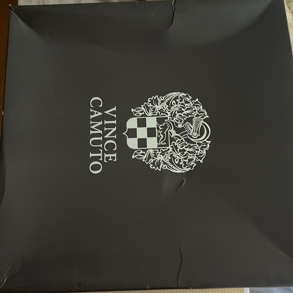Vince camuto chunky heel never worn size 6 but fits more like 7